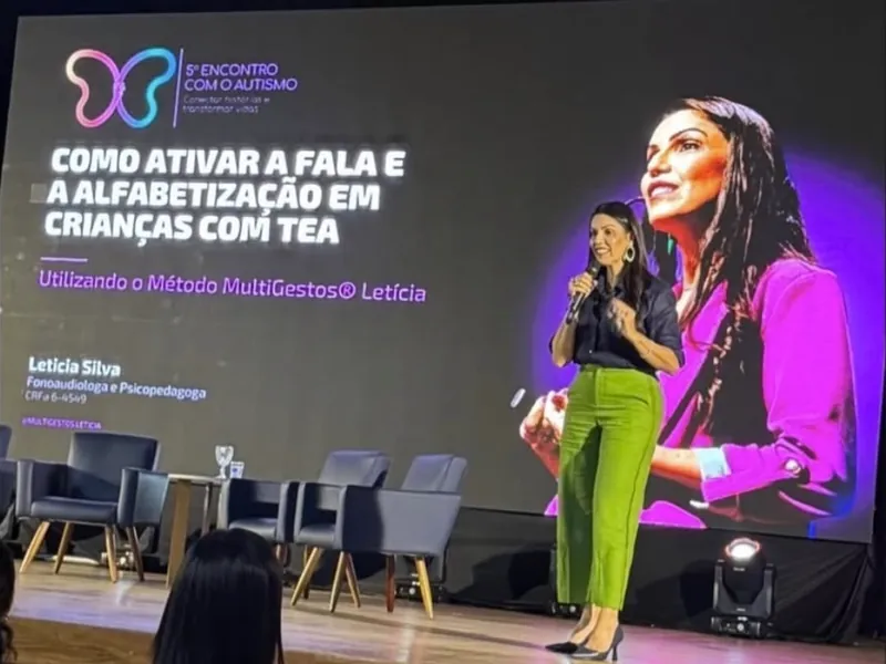 Letícia Silva palestrando no 5º Encontro com o Autismo, em São José do Rio Preto