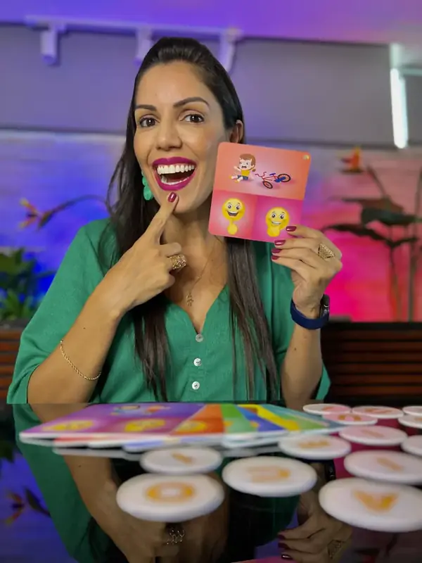 Letícia Silva com os cards e materiais do Método MultiGestos Letícia