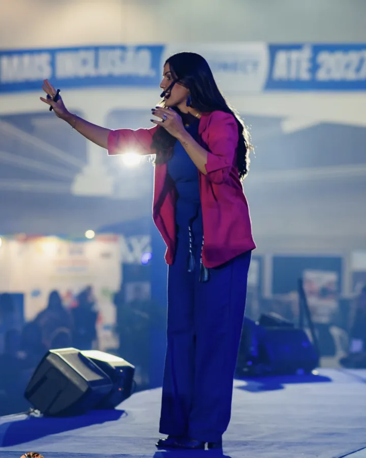 Letícia Silva palestrando no Conect Autismo