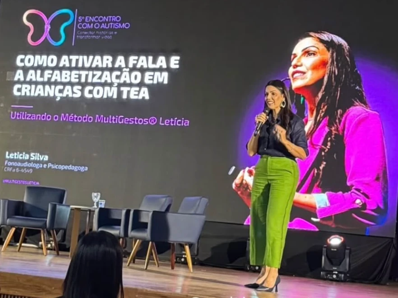 Letícia palestrando no 5º Encontro com o Autismo